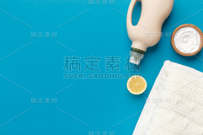 小苏打，柠檬，装有护发素和毛巾的塑料瓶