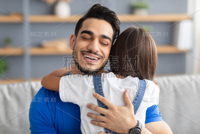 父亲和女儿在家里拥抱的照片