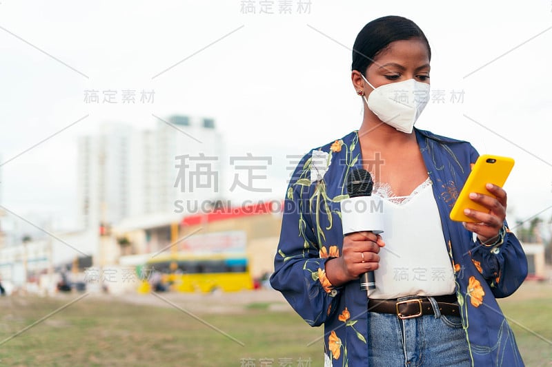 戴着面具看手机的女记者