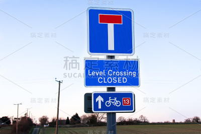 平交道口关闭，铁路标志警告行人及驾车人士