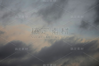 天空多云