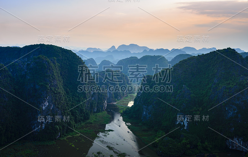 鸟瞰宁平地区的日落，Tam Coc山谷旅游景点，联合国教科文组织世界遗产，风景优美的河流爬过喀斯特山