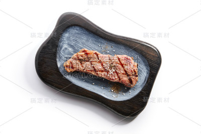 用盐和香料把牛排切成条状