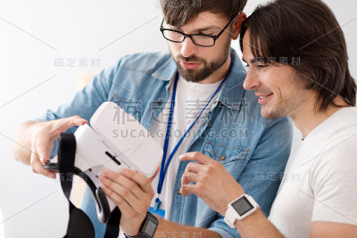 愉快的内容同事工作在虚拟现实设备