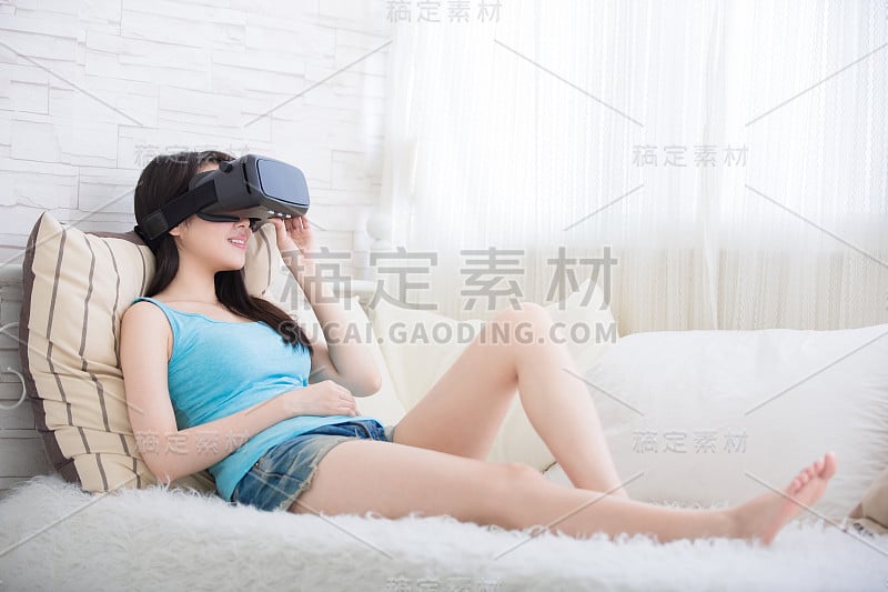 女性使用VR眼镜