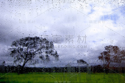 透过玻璃与雨滴的风景