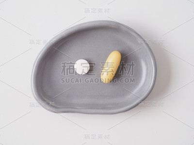 药片在平板上孤立在白色背景上。