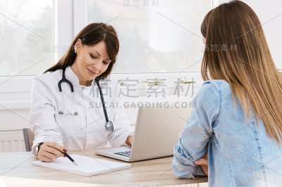 病人正在咨询医生在办公室