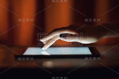 女性手触数码平板，发短信，视频电话，节假日上班，上网