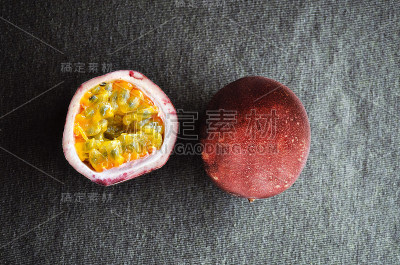 从农场的百香果，照片俯视图分裂色调。