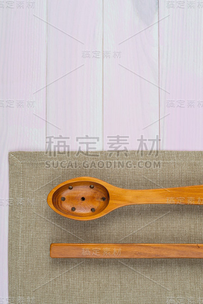 厨房用具在米色毛巾上