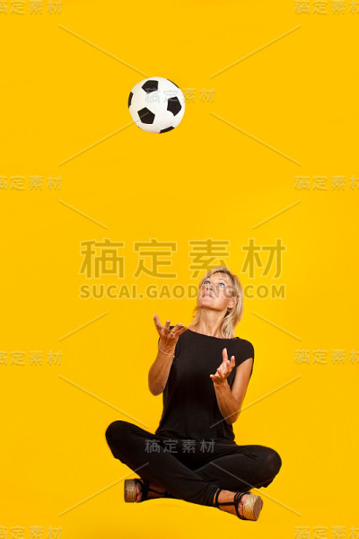 一个女人在踢足球