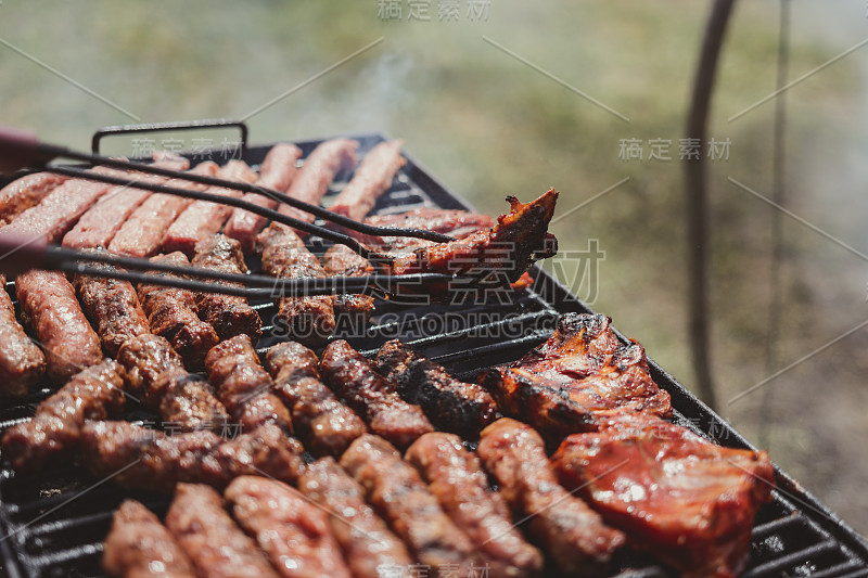 烤肉炉上的肉。