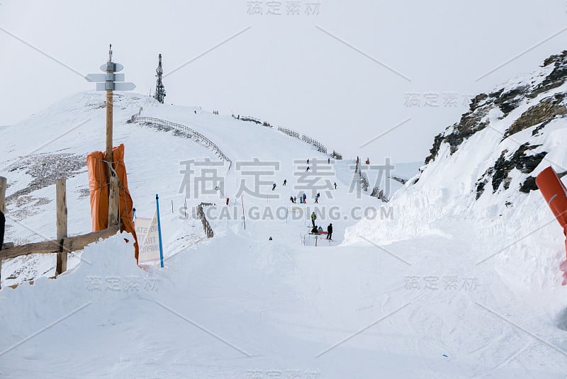 意大利塞斯特里埃和索泽的滑雪者