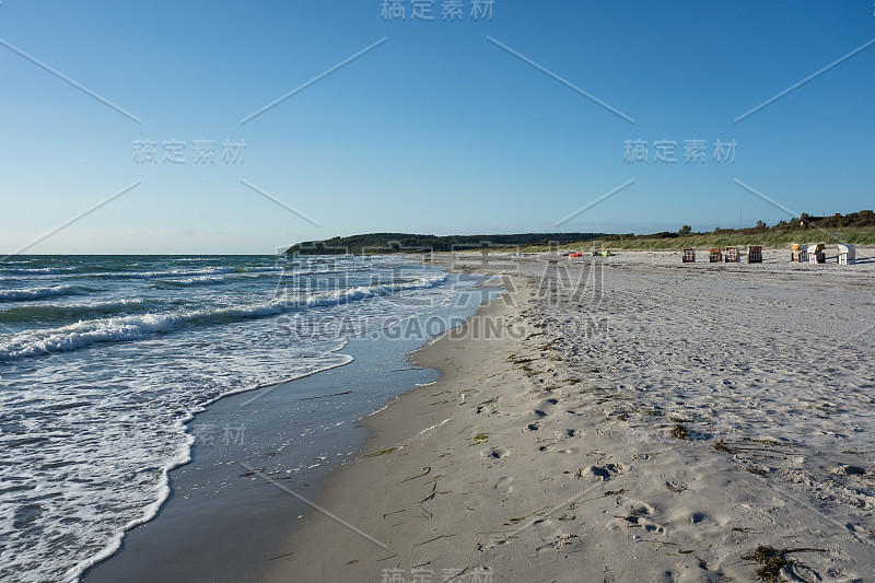 日落前的隐藏岛海滩与沙滩椅的背景