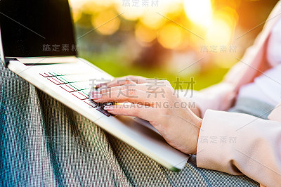 女商人坐在公园里