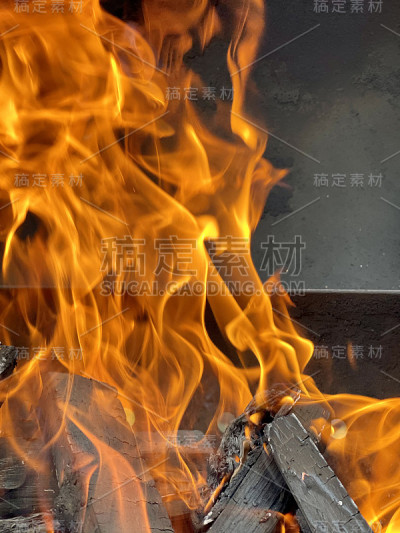 美丽的火焰在火盆里燃烧