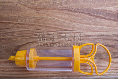 木板上的糖果注射器
