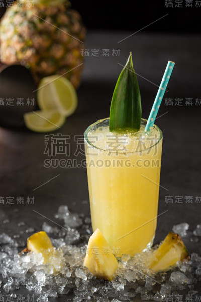 以菠萝、椰子和柠檬为背景的鸡尾酒