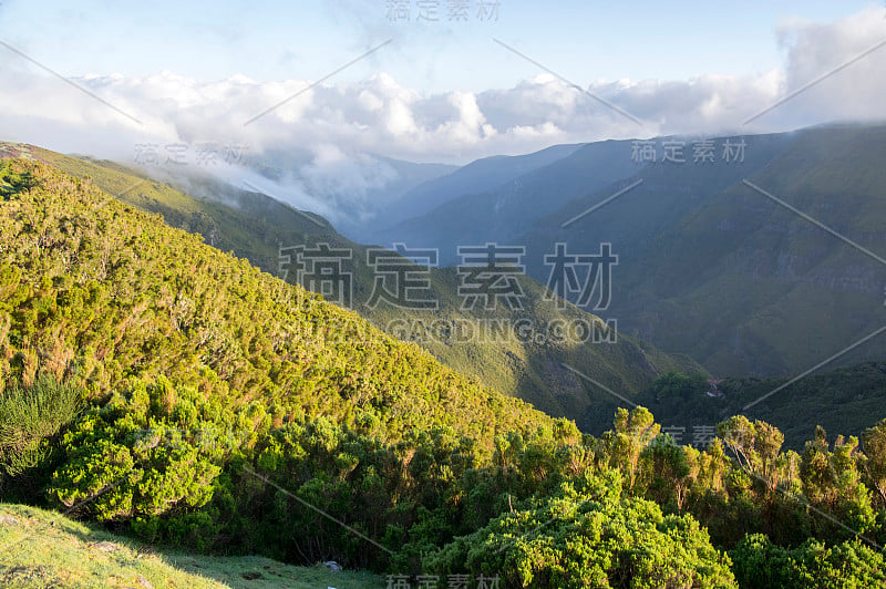 葡萄牙马德拉岛，拉巴克山谷下面