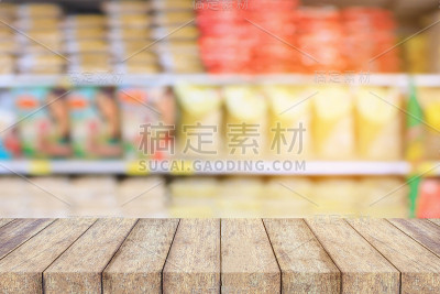 设有米架的超市