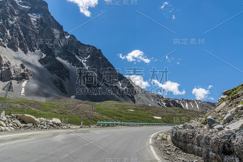 高速公路与山区和草原在中国新疆，在夏季