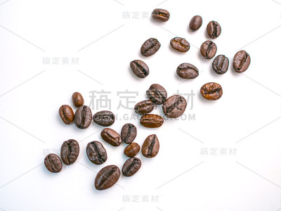 白色背景上的咖啡豆分离物