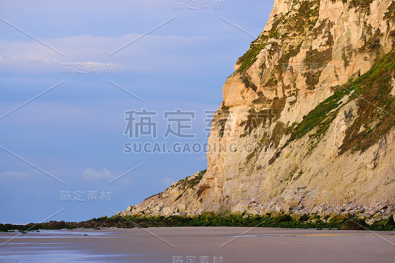 日落时分，法国多佛海峡(加来海峡)的布兰科内斯角的白色白垩峭壁