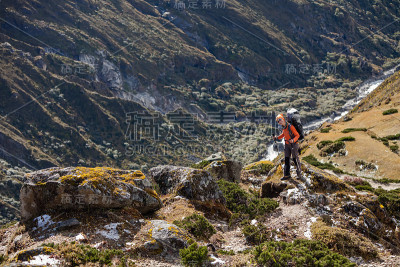 徒步旅行者在喜马拉雅山的火车上行走