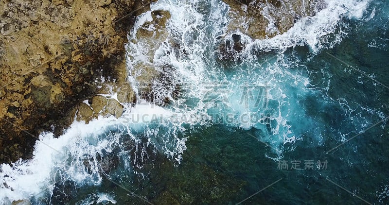 地中海清澈的海水。无人机视角。