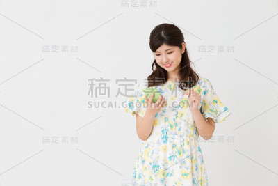 女人看智能手机
