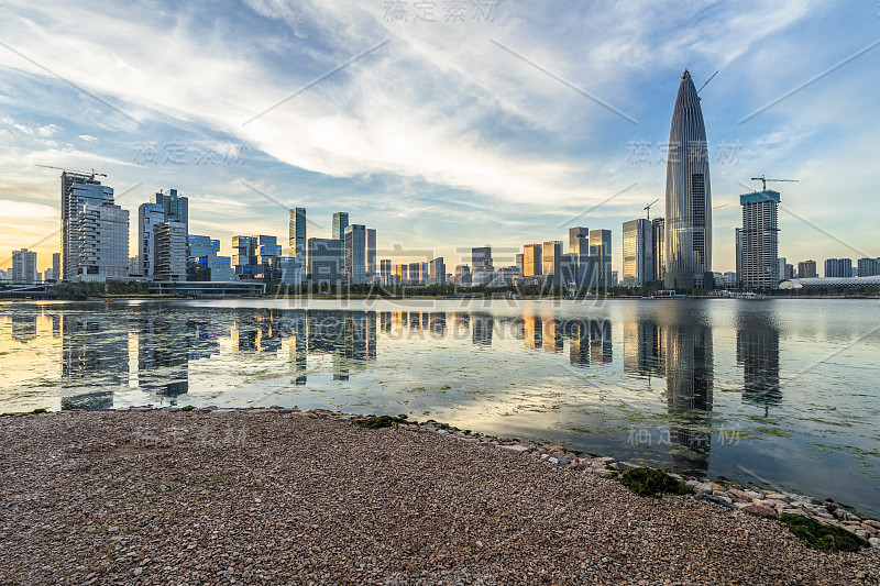 暮色中的城市天际线和现代建筑，中国的城市景观