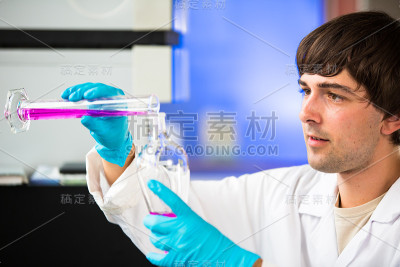 年轻男性研究员