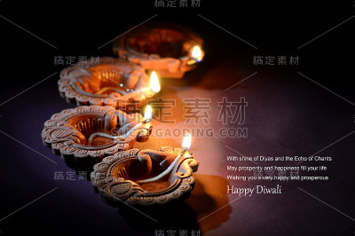 在排灯节庆祝期间，彩色的粘土灯盏被点亮。问候卡设计印度的光节日称为排灯节。