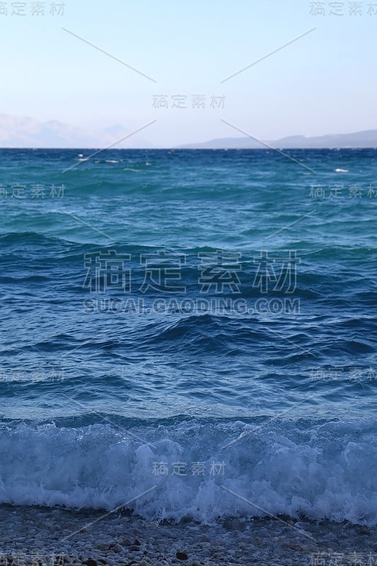 海滩上的波浪