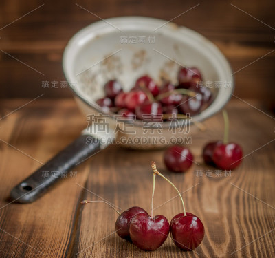滤锅里的樱桃