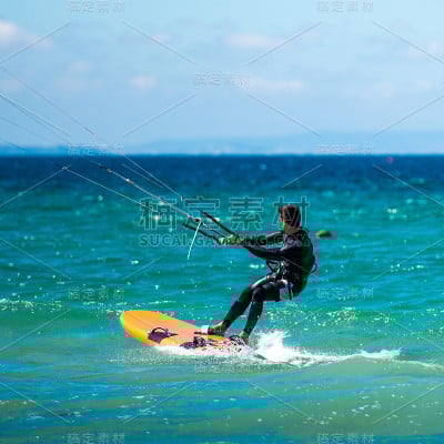 风筝冲浪者在海浪