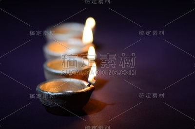 在排灯节庆祝期间，彩色的粘土灯盏被点亮。问候卡设计印度的光节日称为排灯节。