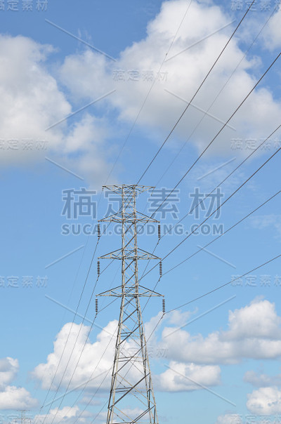 蓝天映衬着高压电塔