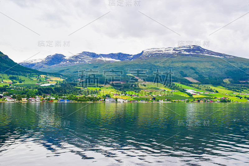 美丽的Innvik峡湾和来自Innvik村的山脉景观。挪威。