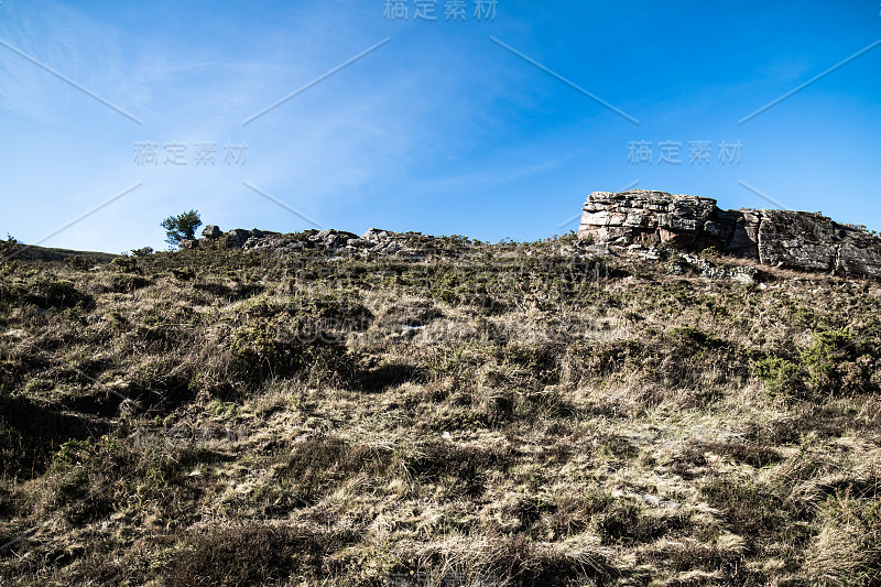 在通往法国巴斯克地区的La Rhune山的路上，美丽的岩石和多彩的风景