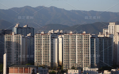 韩国大邱的公寓(背景是帕尔公山)