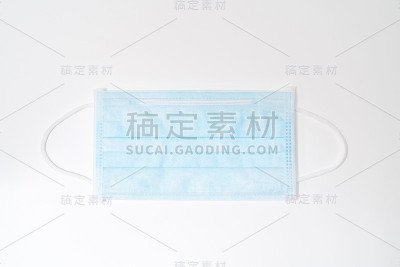 带橡胶耳带的外科口罩。典型的三层外科口罩，用以覆盖口鼻。防止细菌滋生。保护的概念。