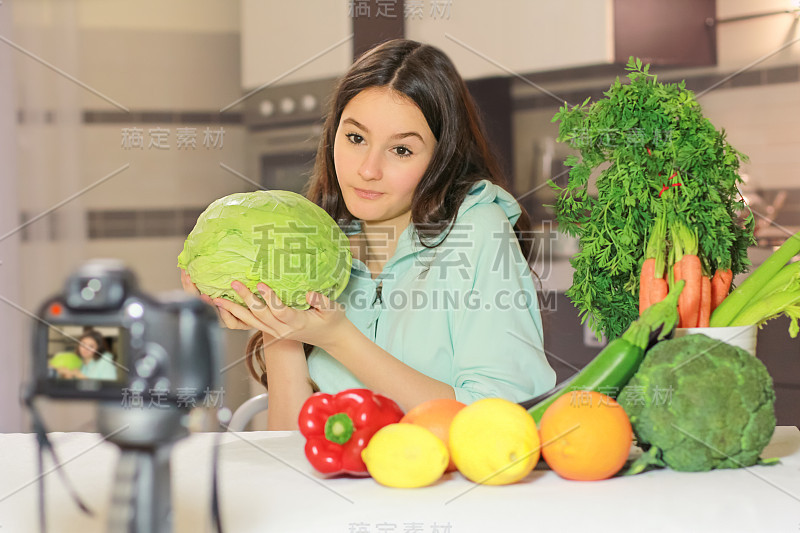 一位年轻的博主向她的粉丝们解释如何健康饮食。向青年人宣传健康饮食习惯、维生素和热量的重要性的概念。