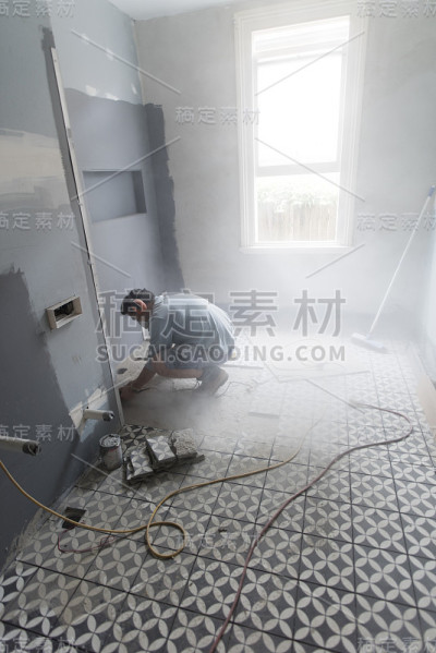 磨水泥地板，准备给浴室铺瓷砖