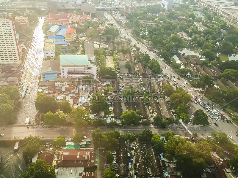 从佩彻布里路(Petchburi Road)的公寓可以看到曼谷商业区摩天大楼林立的大都市天际线