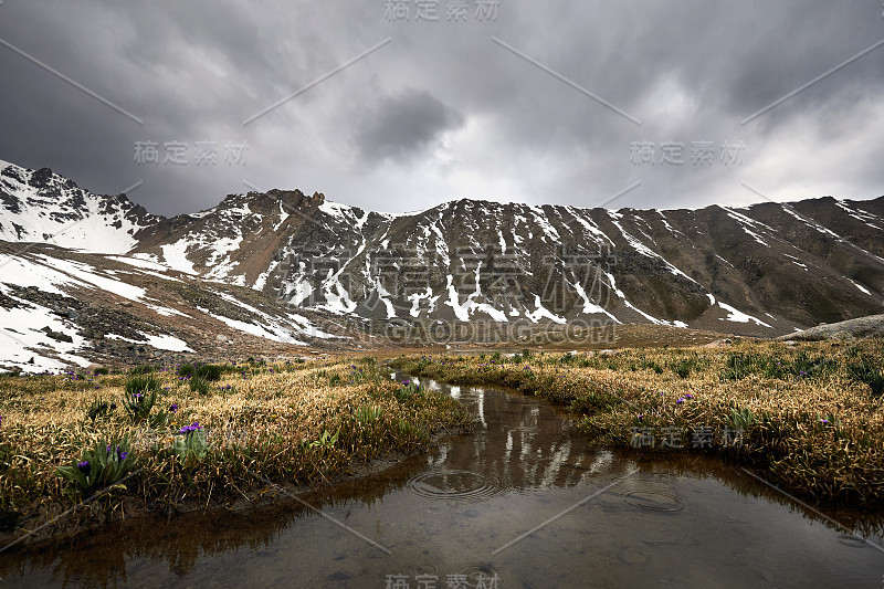 风景优美的冰川山湖泊