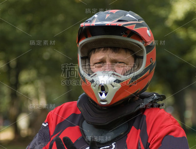 严肃的摩托车越野赛车手全副武装