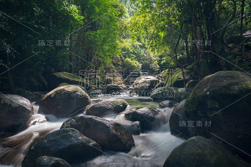 水龙普拉康瀑布。