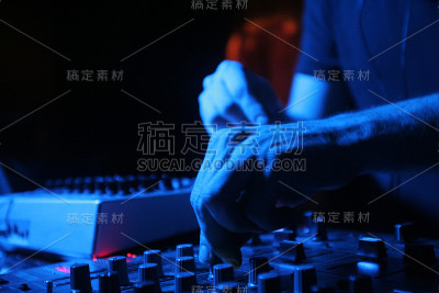 DJ在工作